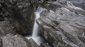 999999_Wasserfall im Flussbett der Maggia 0